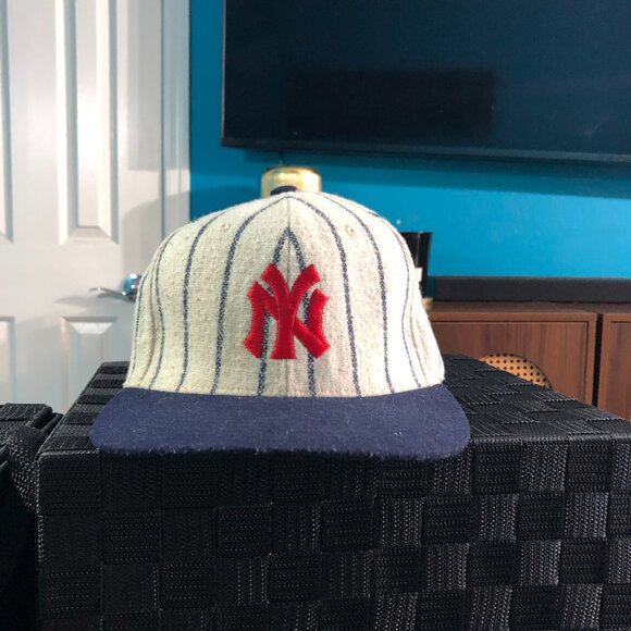 New York Yankees Cooperstown Fitted Hat 7 5/8 Pinstripe Red Logo Vintage - Picture 1 of 3